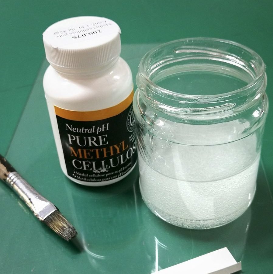 Collante per montaggio museale