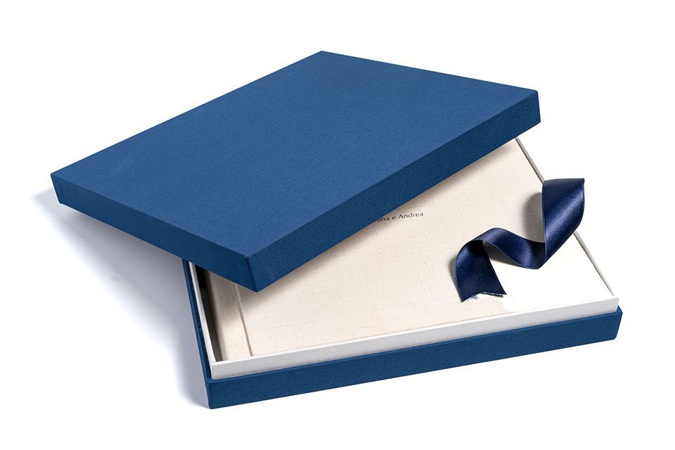 Album fotografico professionale Fine Art rilegato artigianalmente con carte certificate per la conservazione d'archivio.