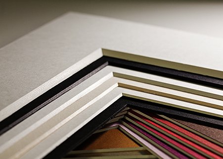 Selezione di passepartout colorati di qualità museale per il montaggio e la conservazione di opere d'arte