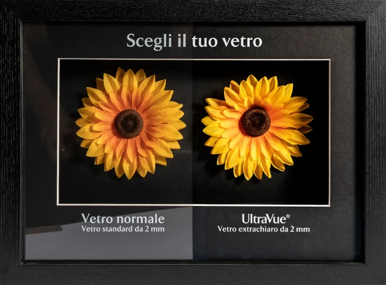 Confronto visivo dei riflessi tra un vetro standard e il vetro extrachiaro antiriflesso UltraVue UV70 su stampa fotografica.