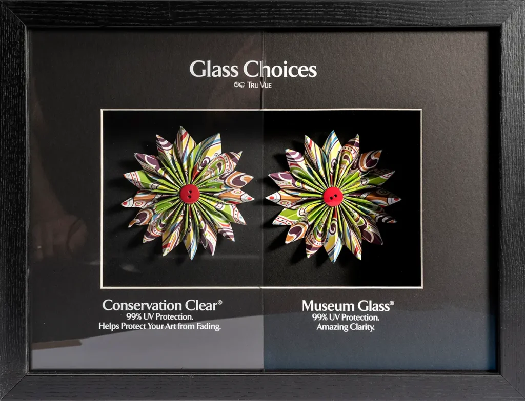 Confronto visivo della nitidezza tra un vetro conservativo standard e il vetro museale antiriflesso Museum Glass.