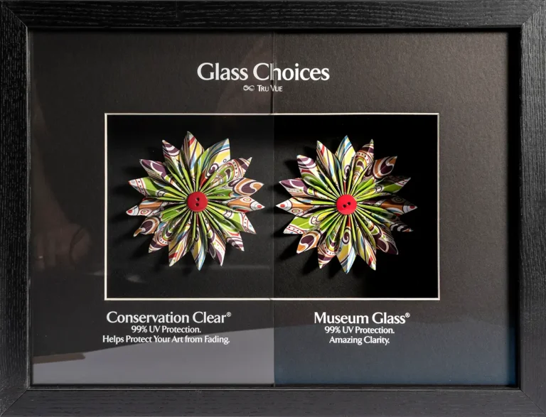 Confronto visivo della nitidezza tra un vetro conservativo standard e il vetro museale antiriflesso Museum Glass.