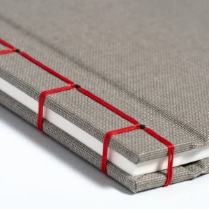 Dettaglio della copertina in tela con legatura giapponese a mano e filo rosso a contrasto - Olimpia Fine Art